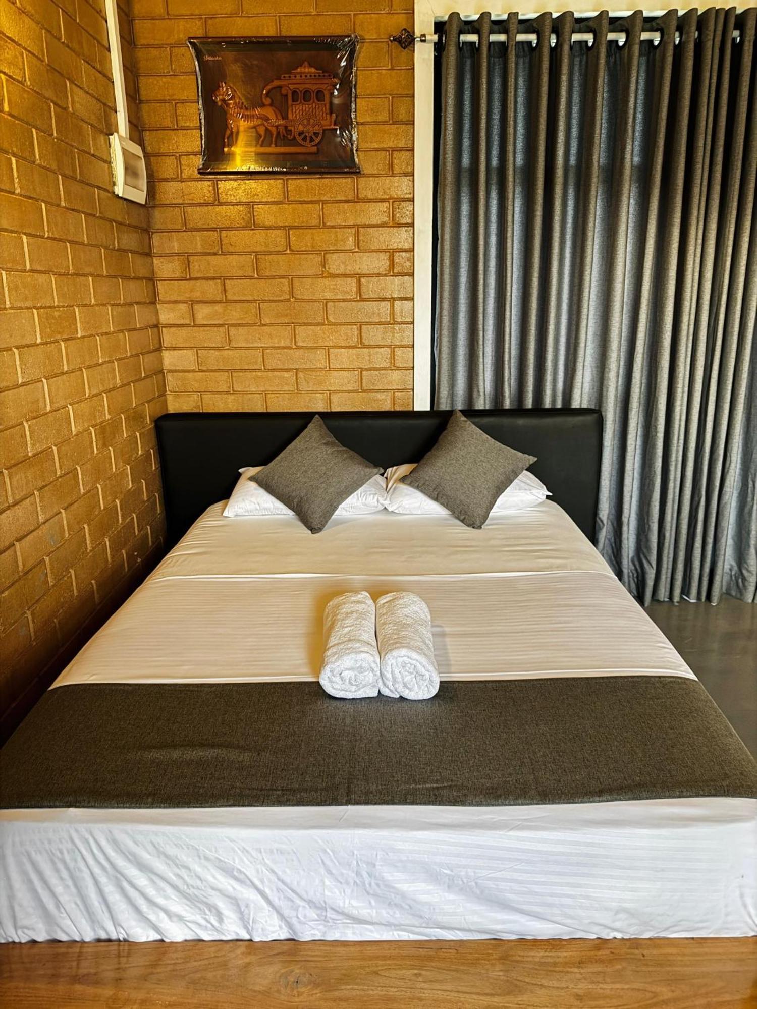 Waasala Transit Hotel Nikawatawana Bagian luar foto